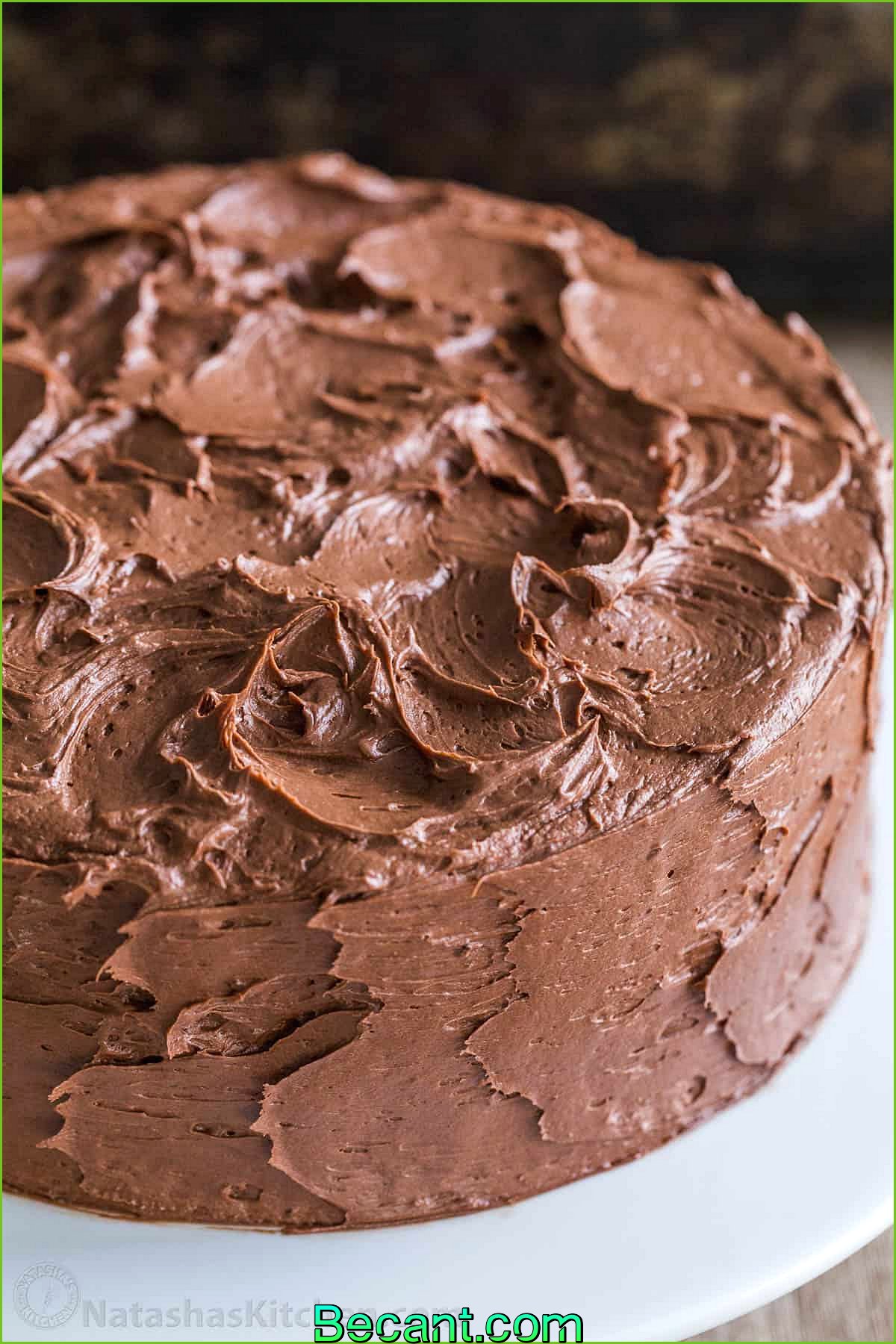 Glaçage tourbillonné sur un gâteau au chocolat 