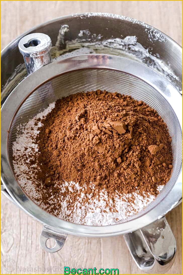 Tamiser le sucre en poudre et le cacao en poudre