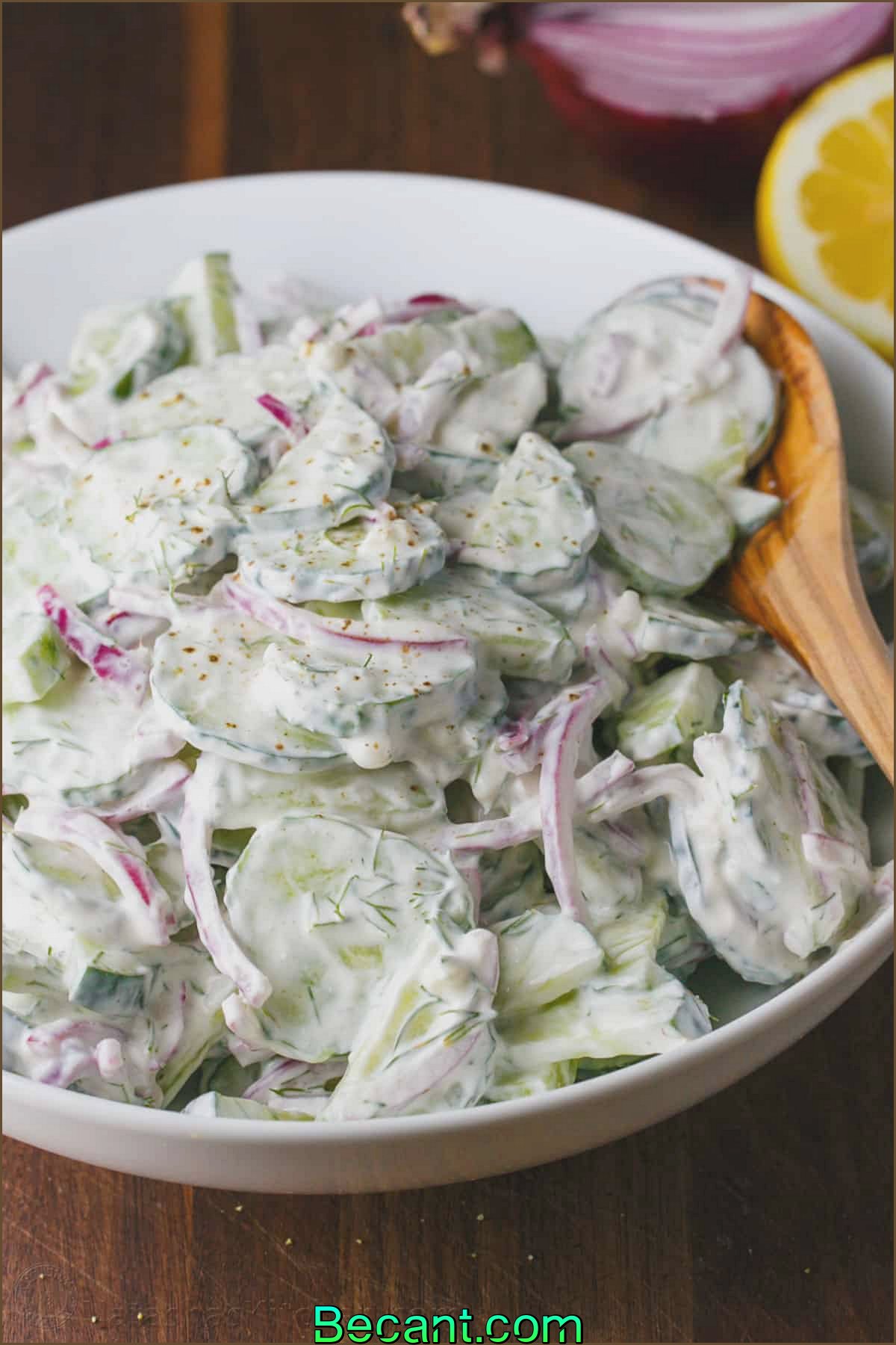 Bol de salade de concombre crémeuse avec cuillère de service