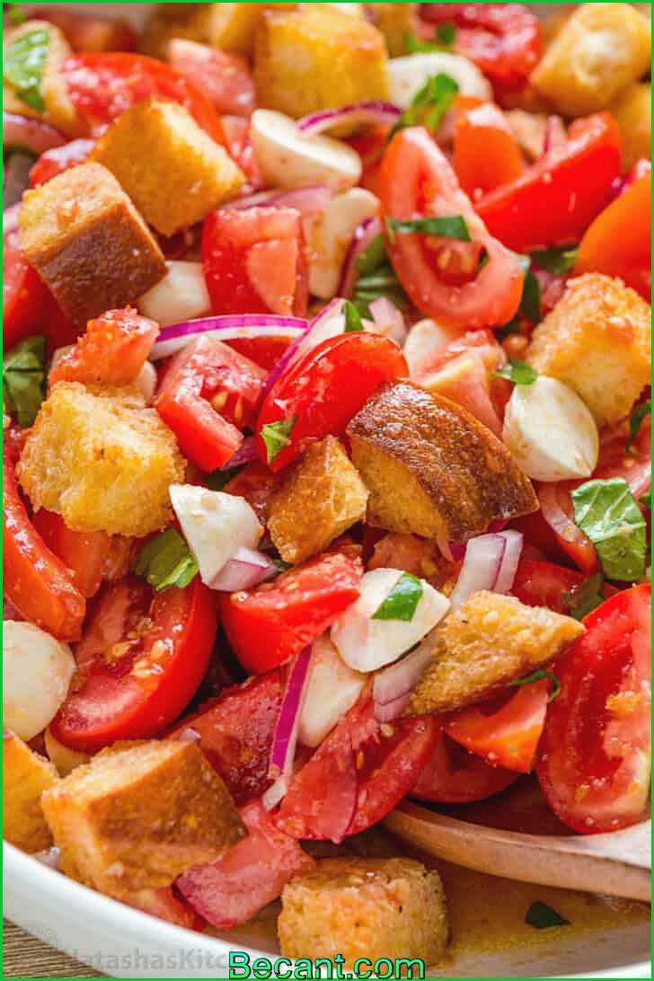 Salade de pain aux tomates dans un bol