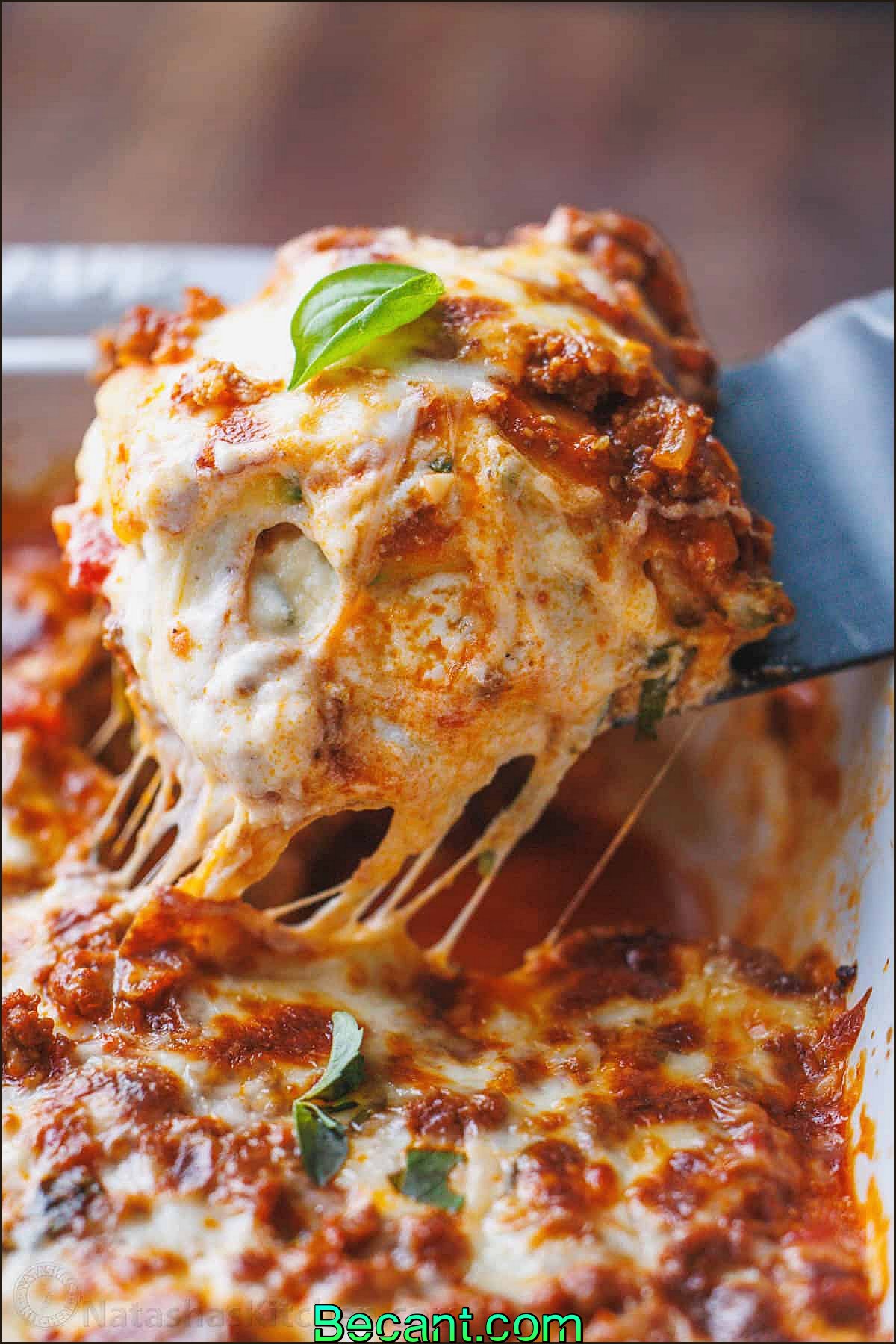 Close-up de lasagnes de courgettes servies
